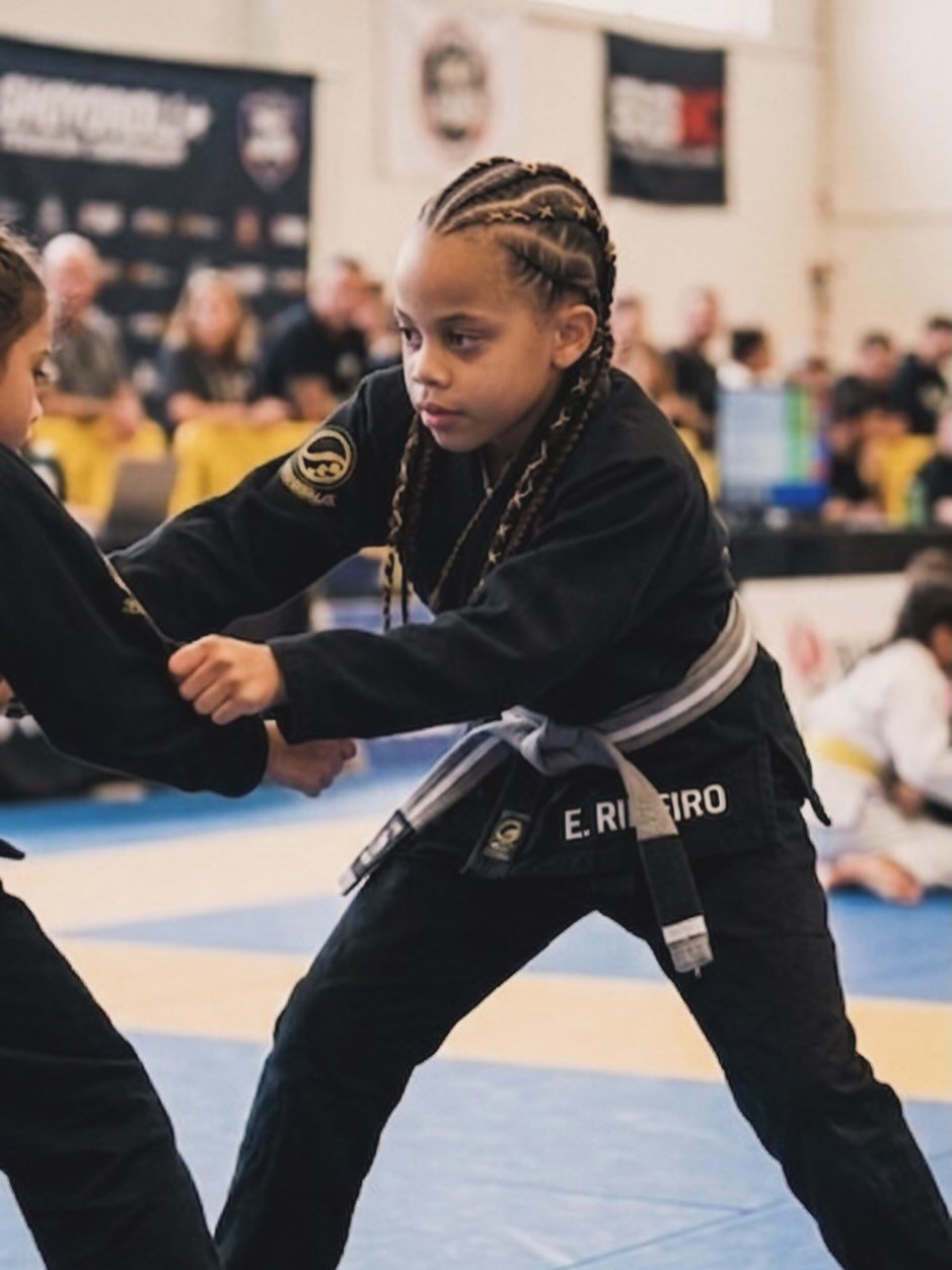 Atleta infantil da Equipe Motta em competição de jiu-jítsu