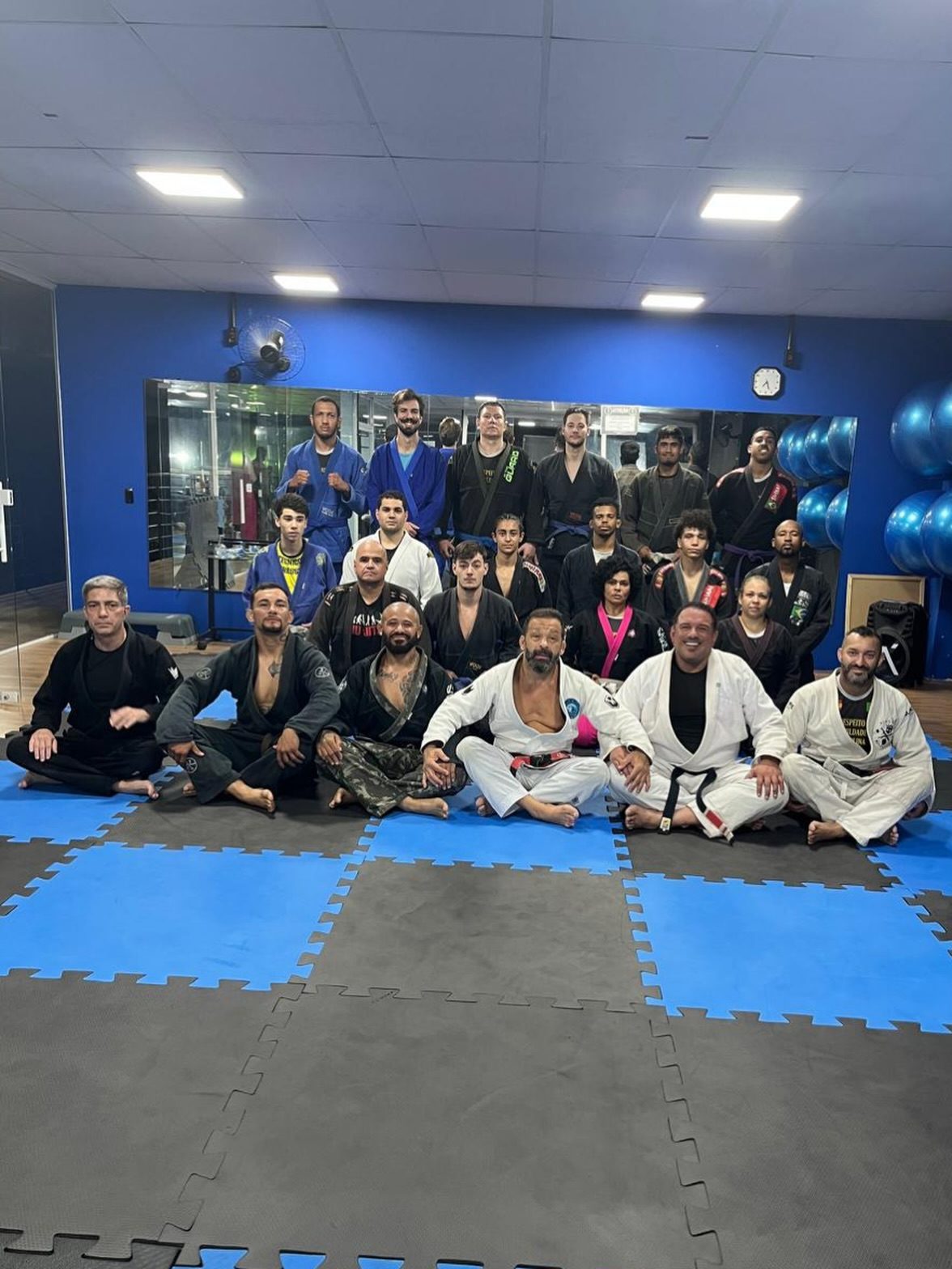 Equipe Motta reunida no tatame da unidade Curitiba