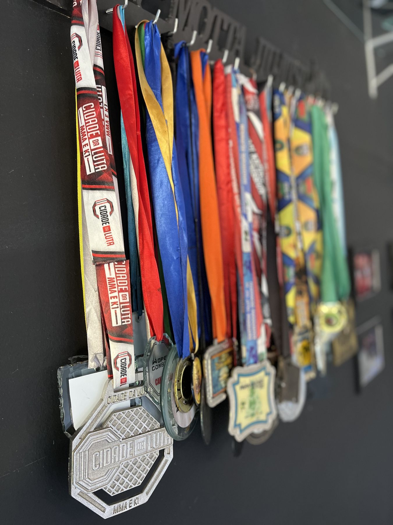 Mural de medalhas conquistadas pela Equipe Motta