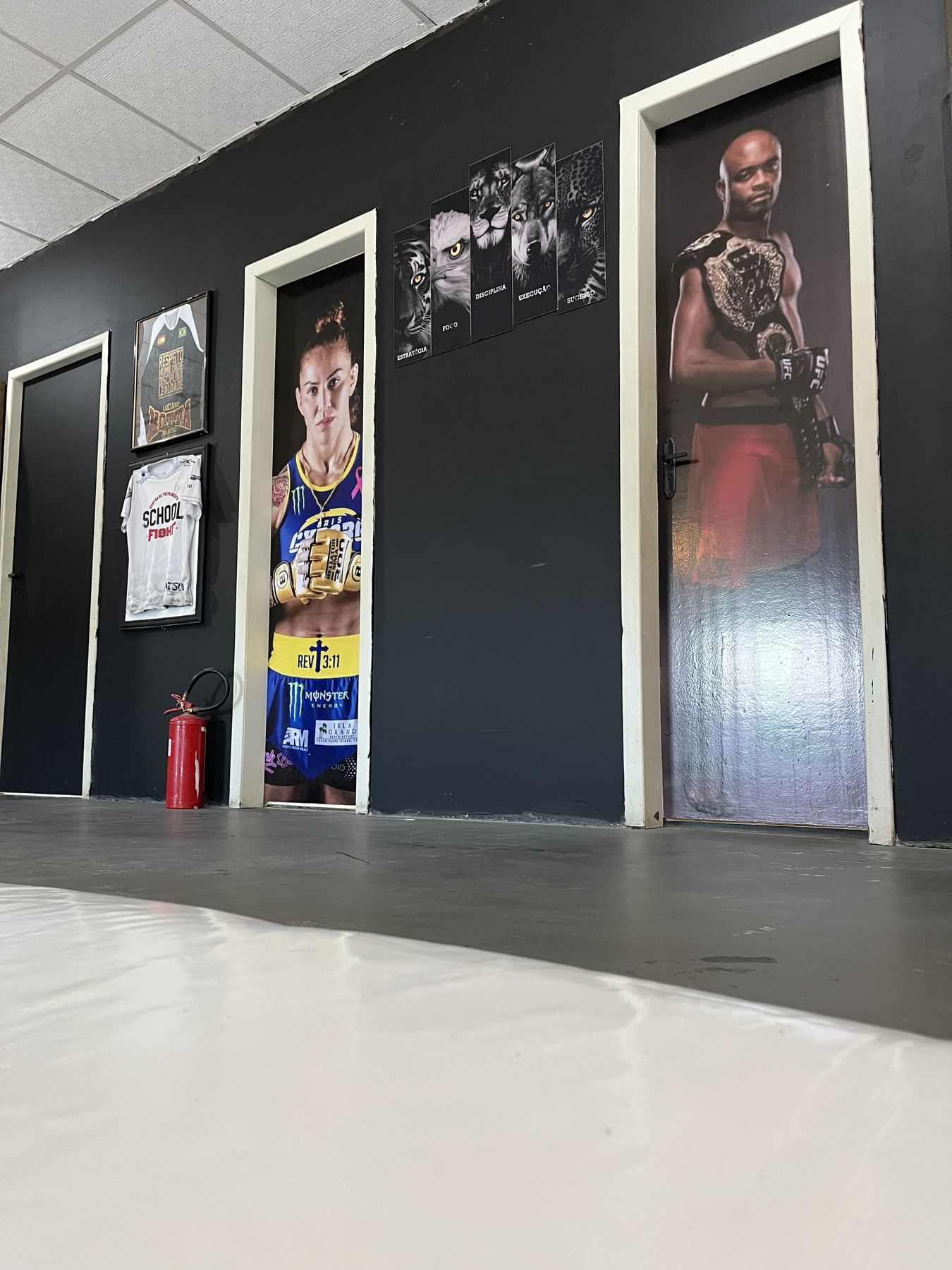 Corredor da academia com os valores da Equipe Motta